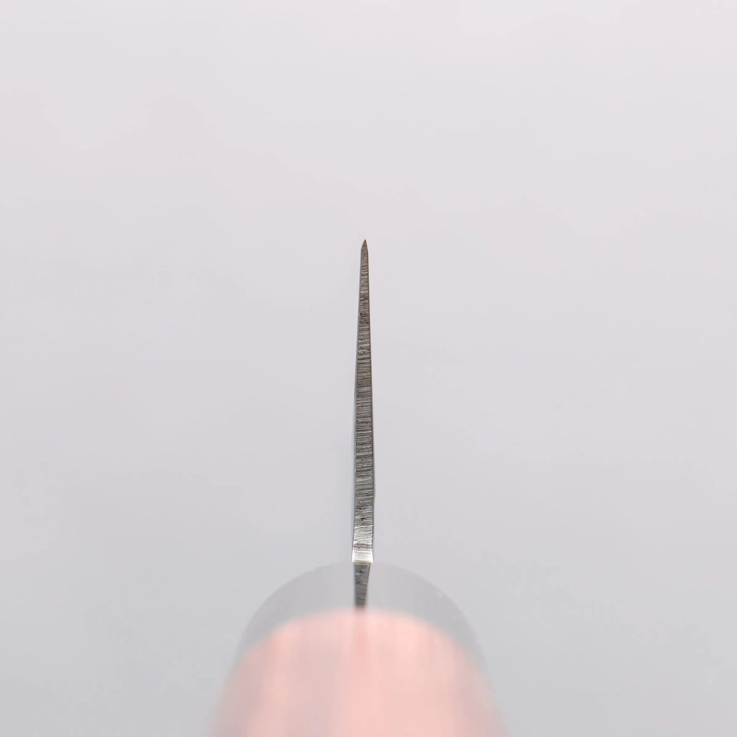 Cuchillo japonés Gyuto de 180mm con mango rojo, forjado en Seki por Kanetsune. Acero inoxidable martillado DSR-1K6.