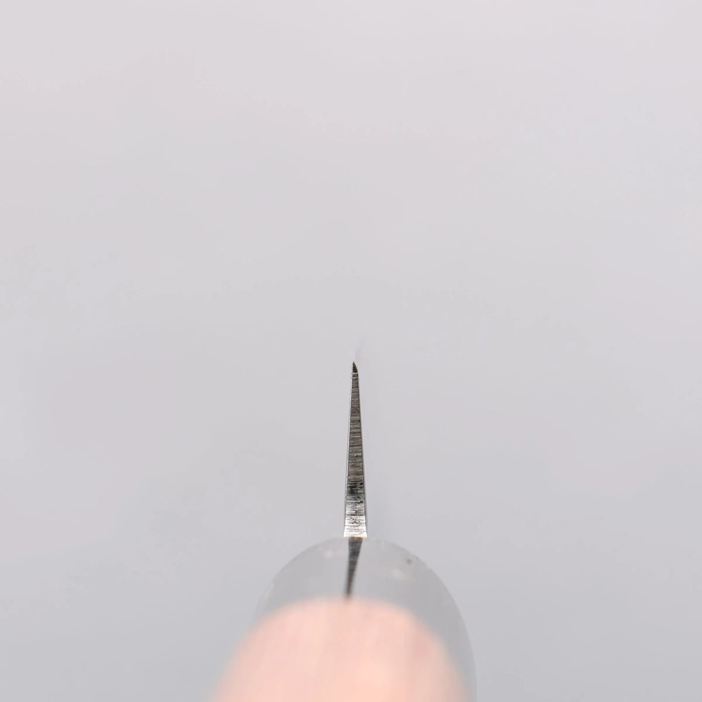 Cuchillo utilitario japonés Petty de 120mm, mango rojo de madera Pakka, hoja martillada de acero inoxidable forjada por Kanetsune.