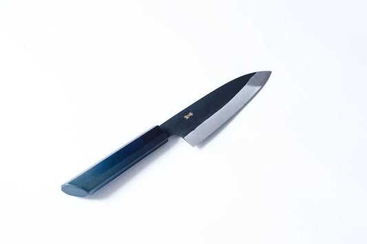 Cuchillo Santoku de 180 mm con hoja de acero al carbono forjado y mango teñido en añil, colaboración entre Sakai y Tokushima.