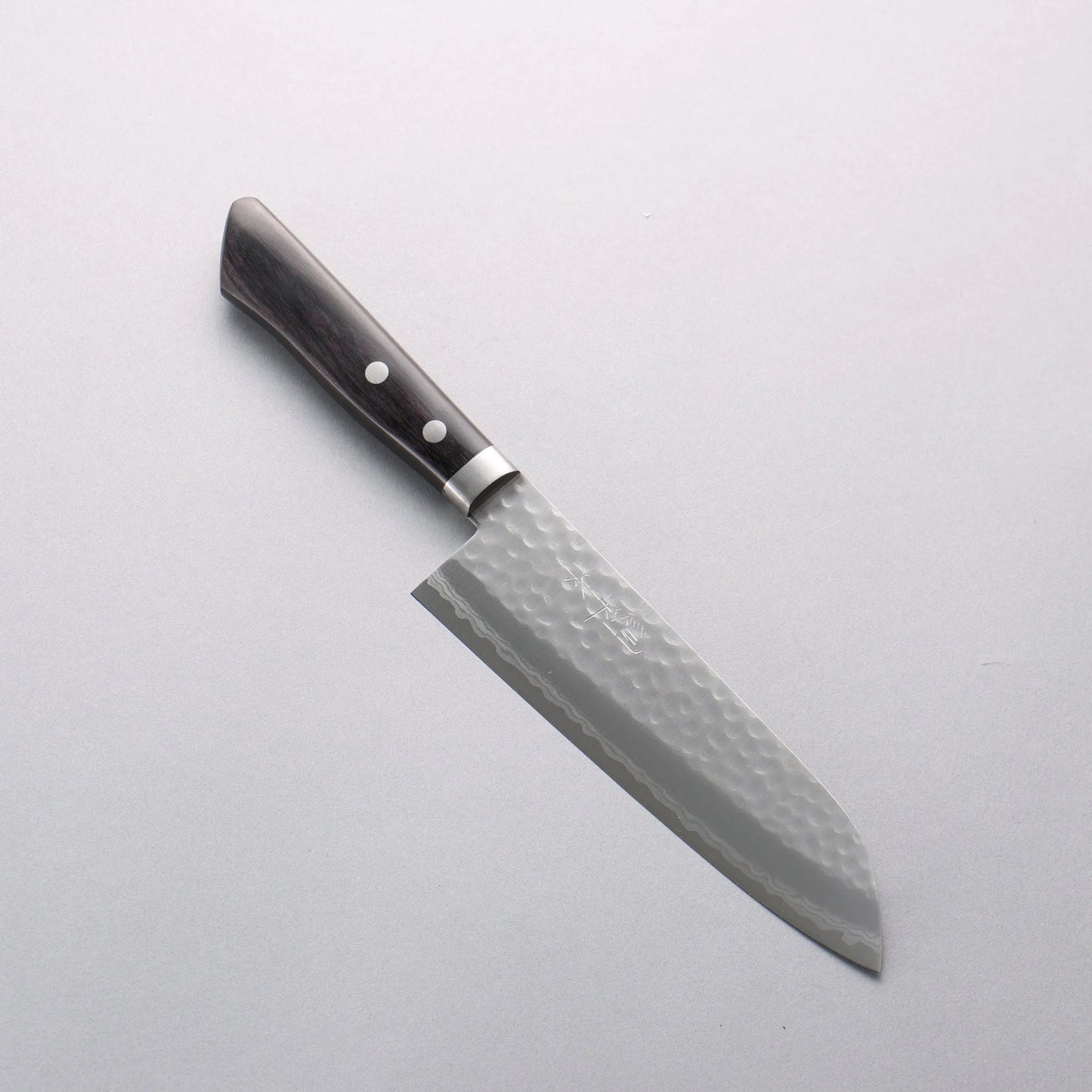 Cuchillo Santoku japonés de 170mm forjado en Echizen por Kunihira, hoja damasco en acero VG10 y mango de madera Pakka negra.