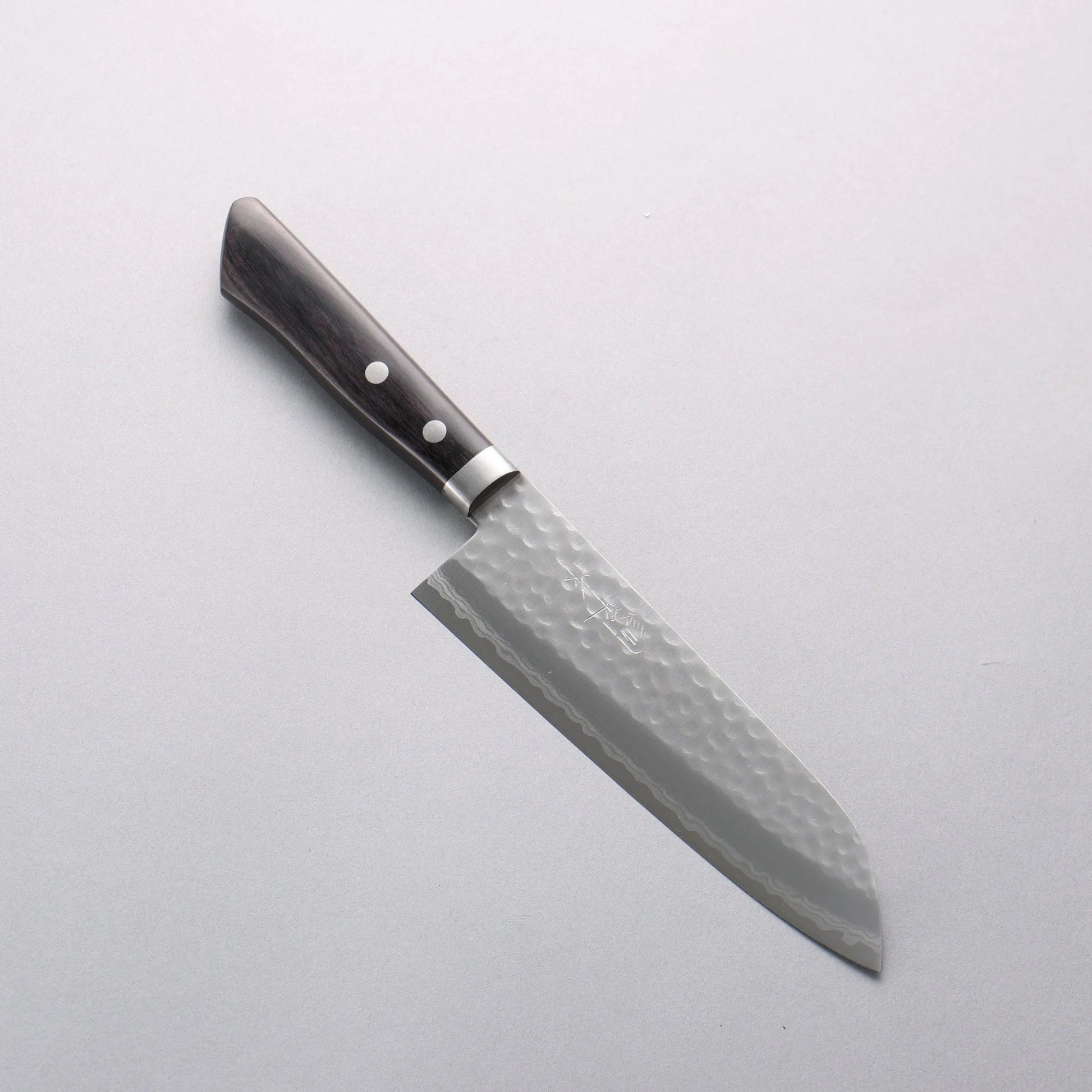Cuchillo Santoku japonés de 170mm forjado en Echizen por Kunihira, hoja damasco en acero VG10 y mango de madera Pakka negra.
