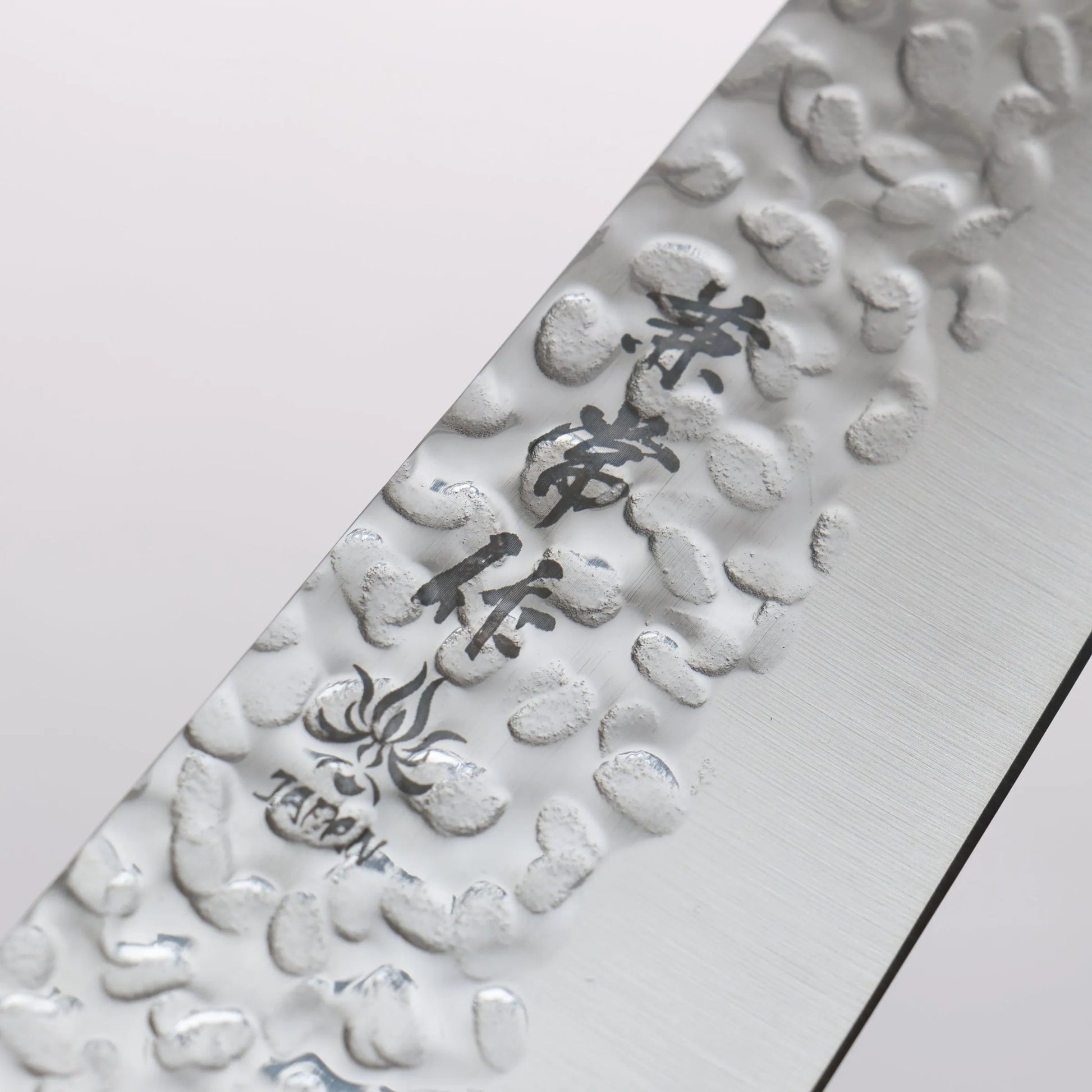 Cuchillo japonés Gyuto de 180mm con mango rojo, forjado en Seki por Kanetsune. Acero inoxidable martillado DSR-1K6.