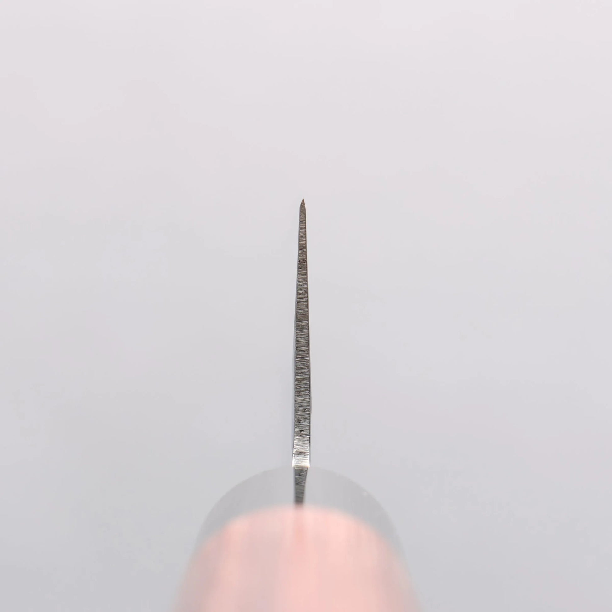 Cuchillo japonés Gyuto de 180mm con mango rojo, forjado en Seki por Kanetsune. Acero inoxidable martillado DSR-1K6.