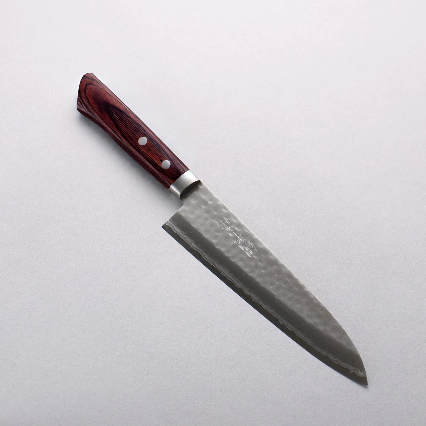 Cuchillo japonés Gyuto de 180mm en acero VG10 con acabado damasco martillado, mango de caoba oscura. Perfecto para carne, pescado y cortes de precisión.