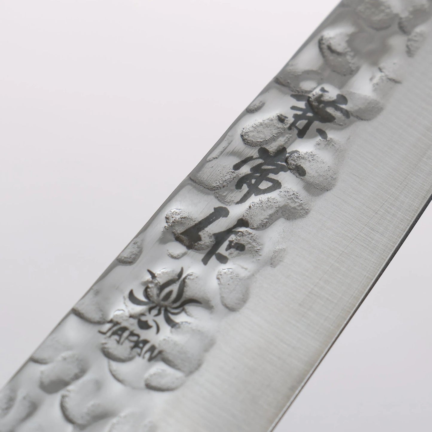 Cuchillo utilitario japonés Petty de 120mm, mango rojo de madera Pakka, hoja martillada de acero inoxidable forjada por Kanetsune.