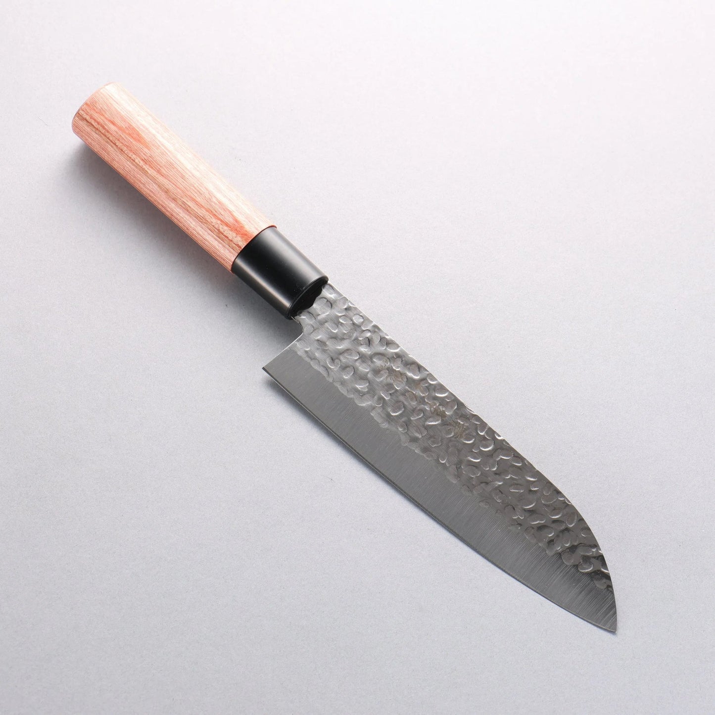Cuchillo Santoku japonés de 165mm con mango rojo Pakka, forjado en Seki por Kanetsune en acero inoxidable martillado.