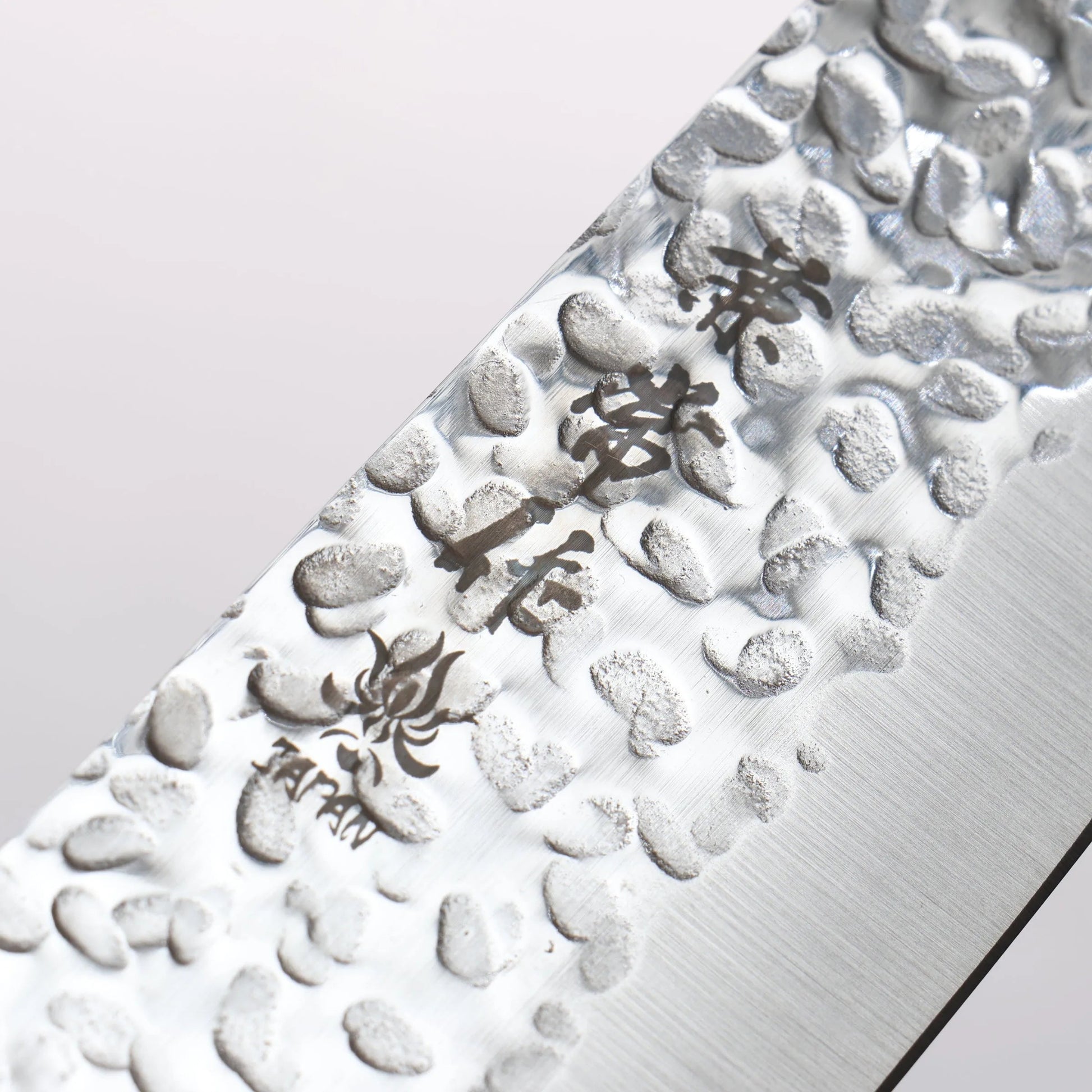 Cuchillo Santoku japonés de 165mm con mango rojo Pakka, forjado en Seki por Kanetsune en acero inoxidable martillado.