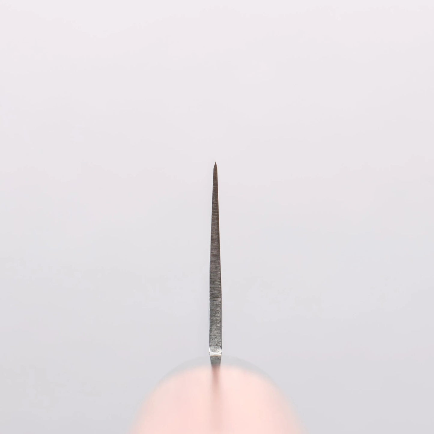 Cuchillo Santoku japonés de 165mm con mango rojo Pakka, forjado en Seki por Kanetsune en acero inoxidable martillado.