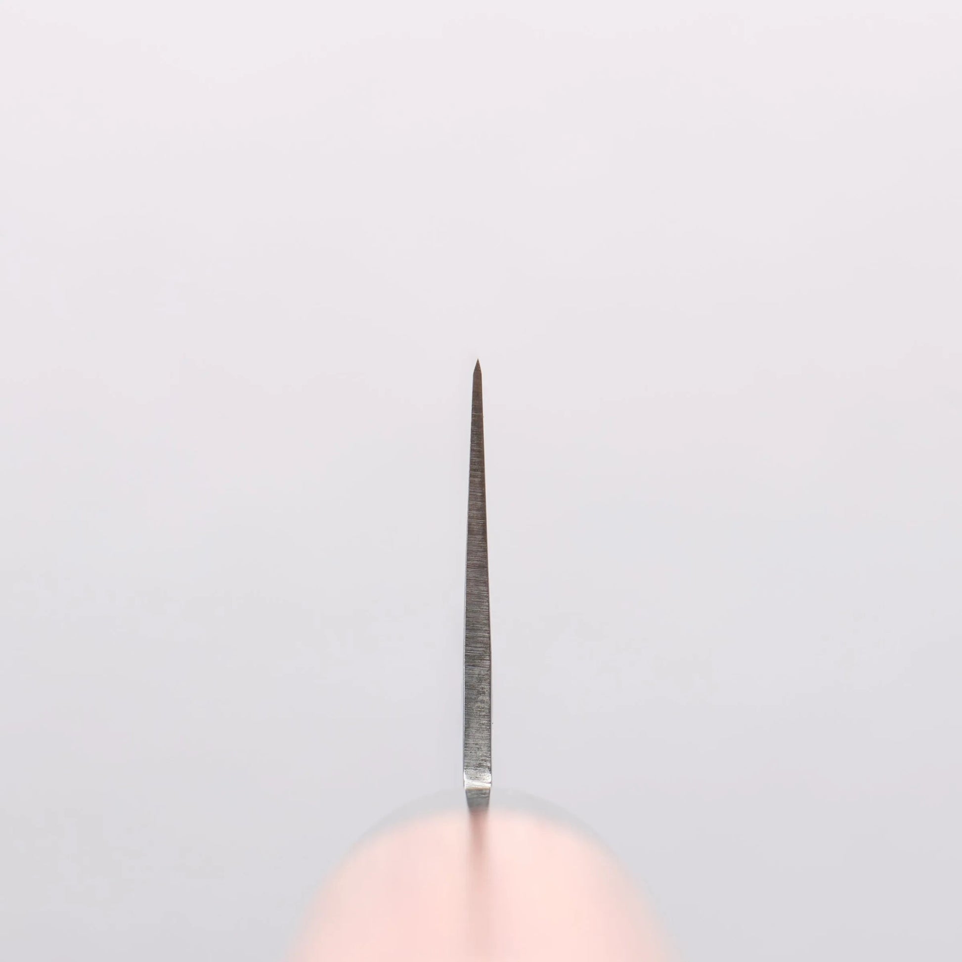 Cuchillo Santoku japonés de 165mm con mango rojo Pakka, forjado en Seki por Kanetsune en acero inoxidable martillado.