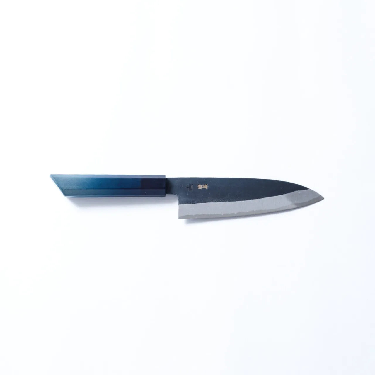 Cuchillo Santoku de 180 mm con hoja de acero al carbono forjado y mango teñido en añil, colaboración entre Sakai y Tokushima.