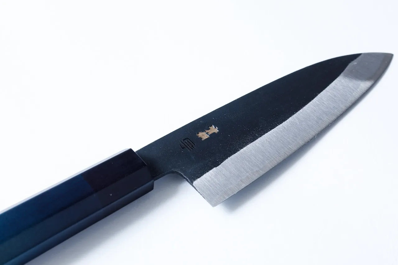 Cuchillo Santoku de 180 mm con hoja de acero al carbono forjado y mango teñido en añil, colaboración entre Sakai y Tokushima.