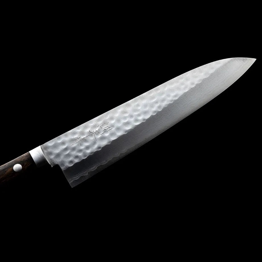 Cuchillo japonés Gyuto de 180mm en acero VG10 con acabado damasco martillado, mango de caoba oscura. Perfecto para carne, pescado y cortes de precisión.
