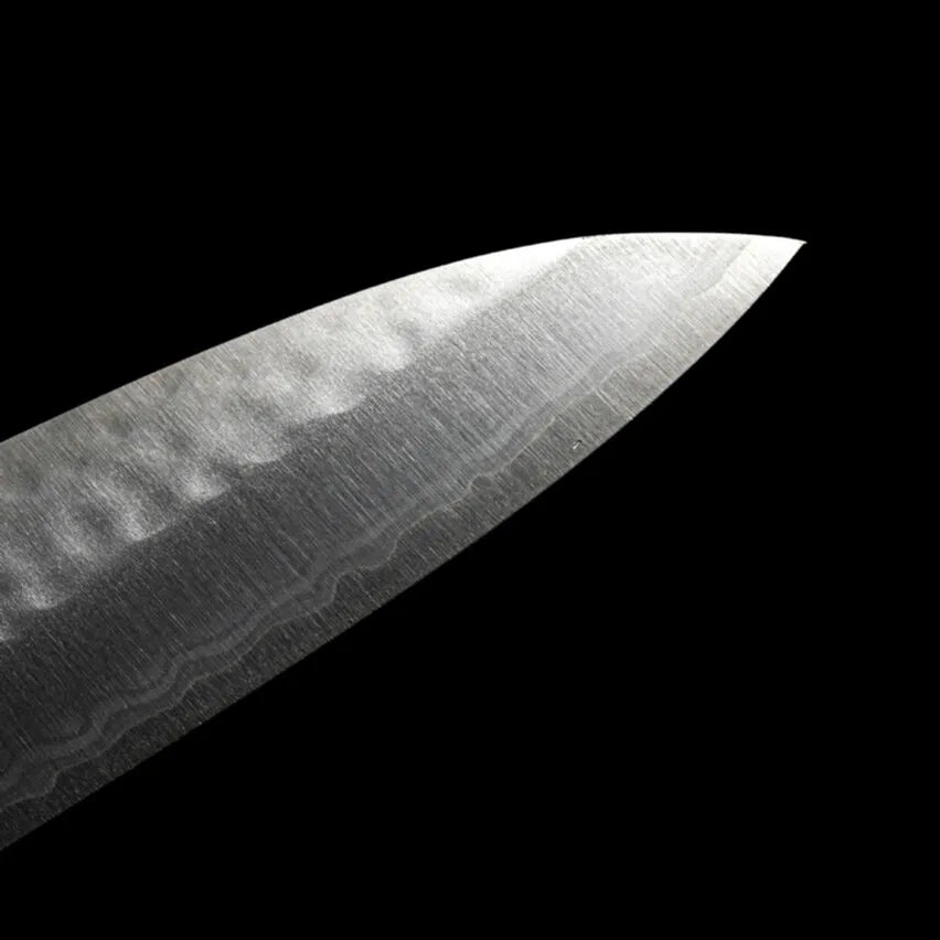Cuchillo japonés Gyuto de 180mm en acero VG10 con acabado damasco martillado, mango de caoba oscura. Perfecto para carne, pescado y cortes de precisión.