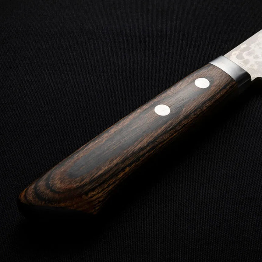 Cuchillo japonés Gyuto de 180mm en acero VG10 con acabado damasco martillado, mango de caoba oscura. Perfecto para carne, pescado y cortes de precisión.