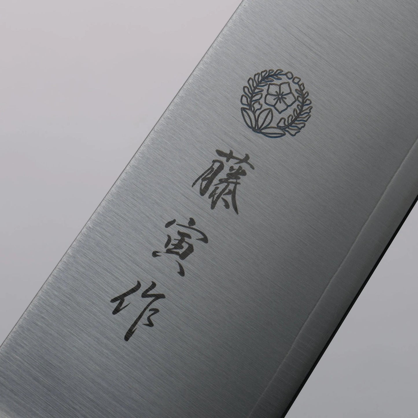 Cuchillo de chef Tojiro CLASSIC Gyuto 210mm con hoja de acero VG10 y mango reforzado, doble filo, fabricado en Japón.