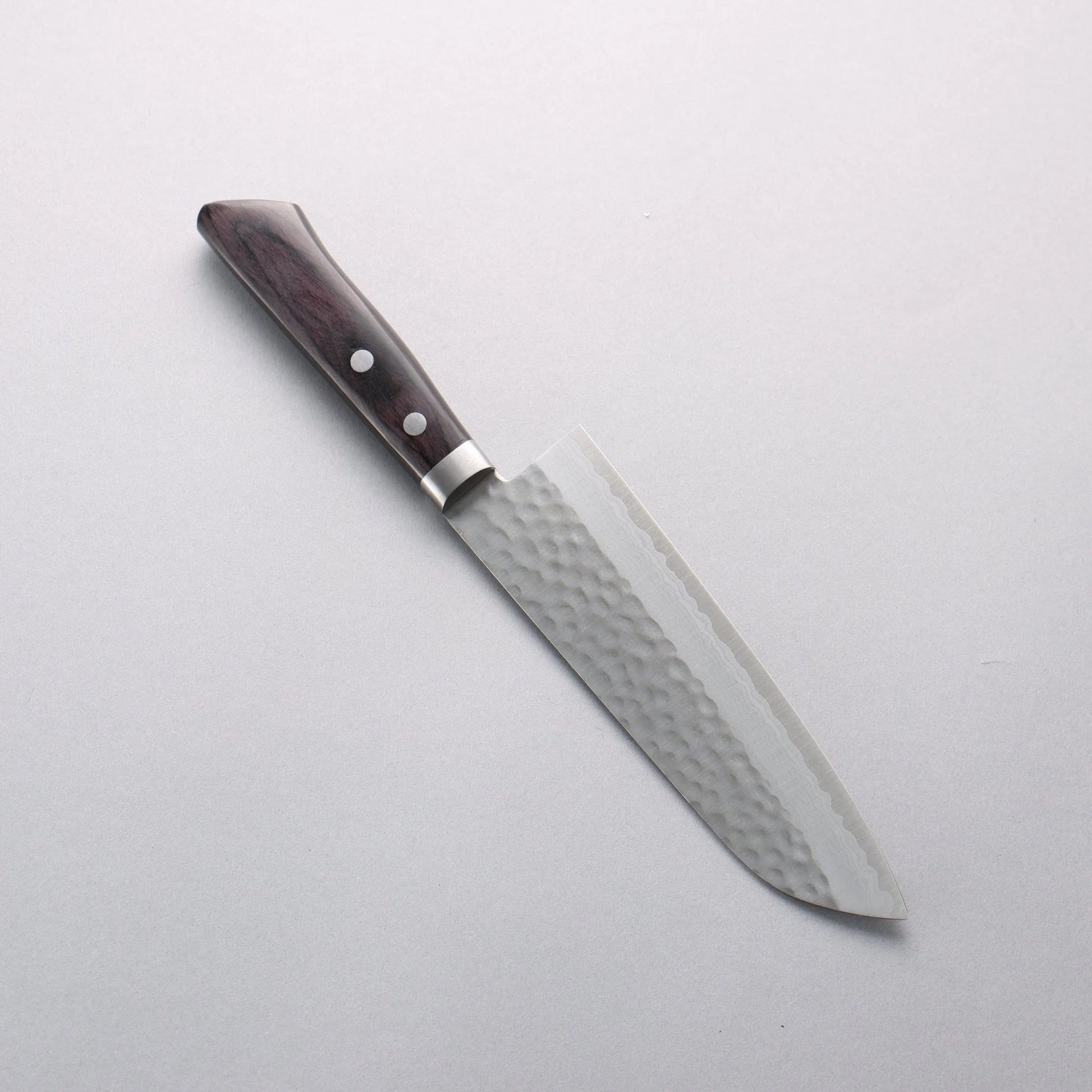 Cuchillo Santoku japonés de 170mm forjado en Echizen por Kunihira, hoja damasco en acero VG10 y mango de madera Pakka negra.