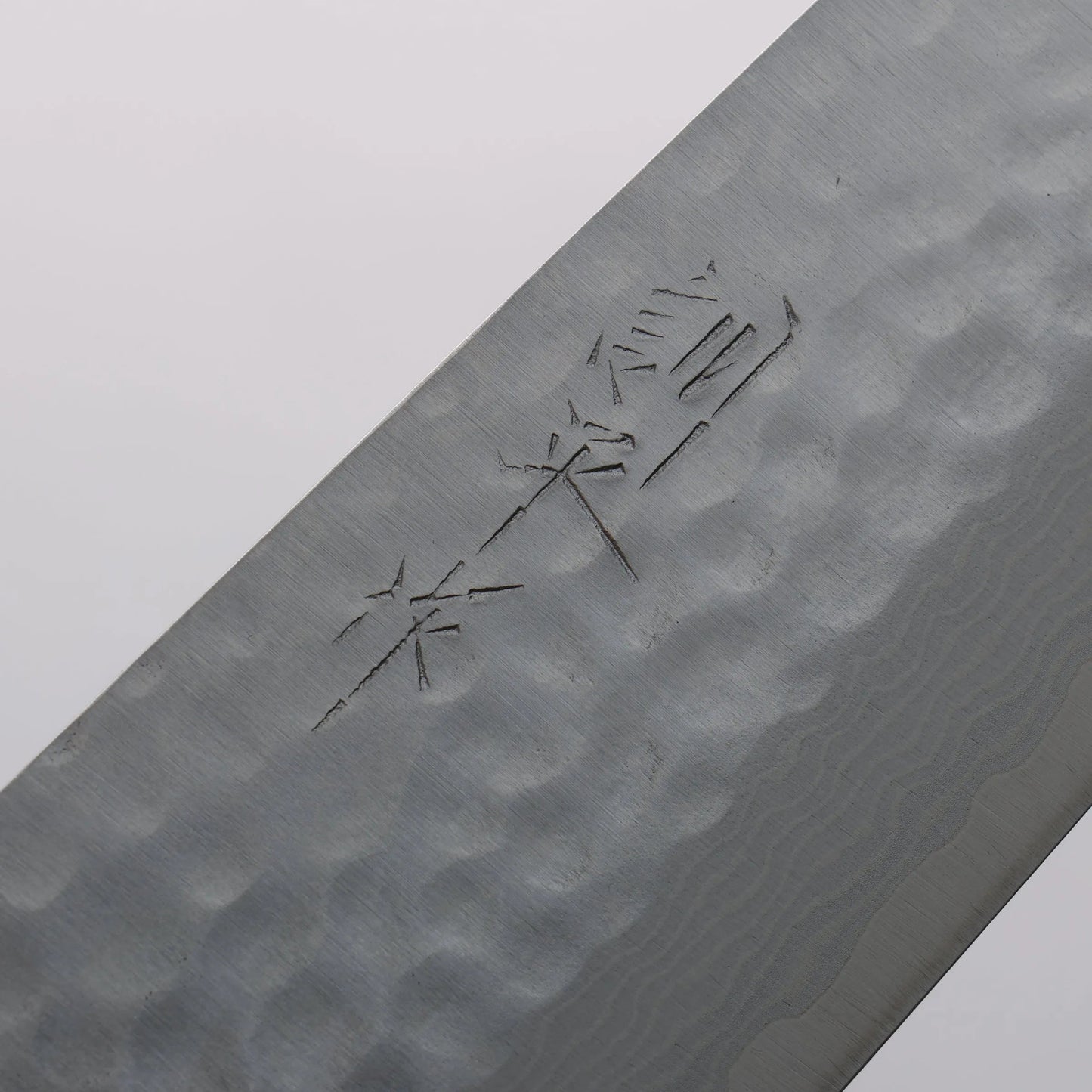 Cuchillo Santoku japonés de 170mm forjado en Echizen por Kunihira, hoja damasco en acero VG10 y mango de madera Pakka negra.