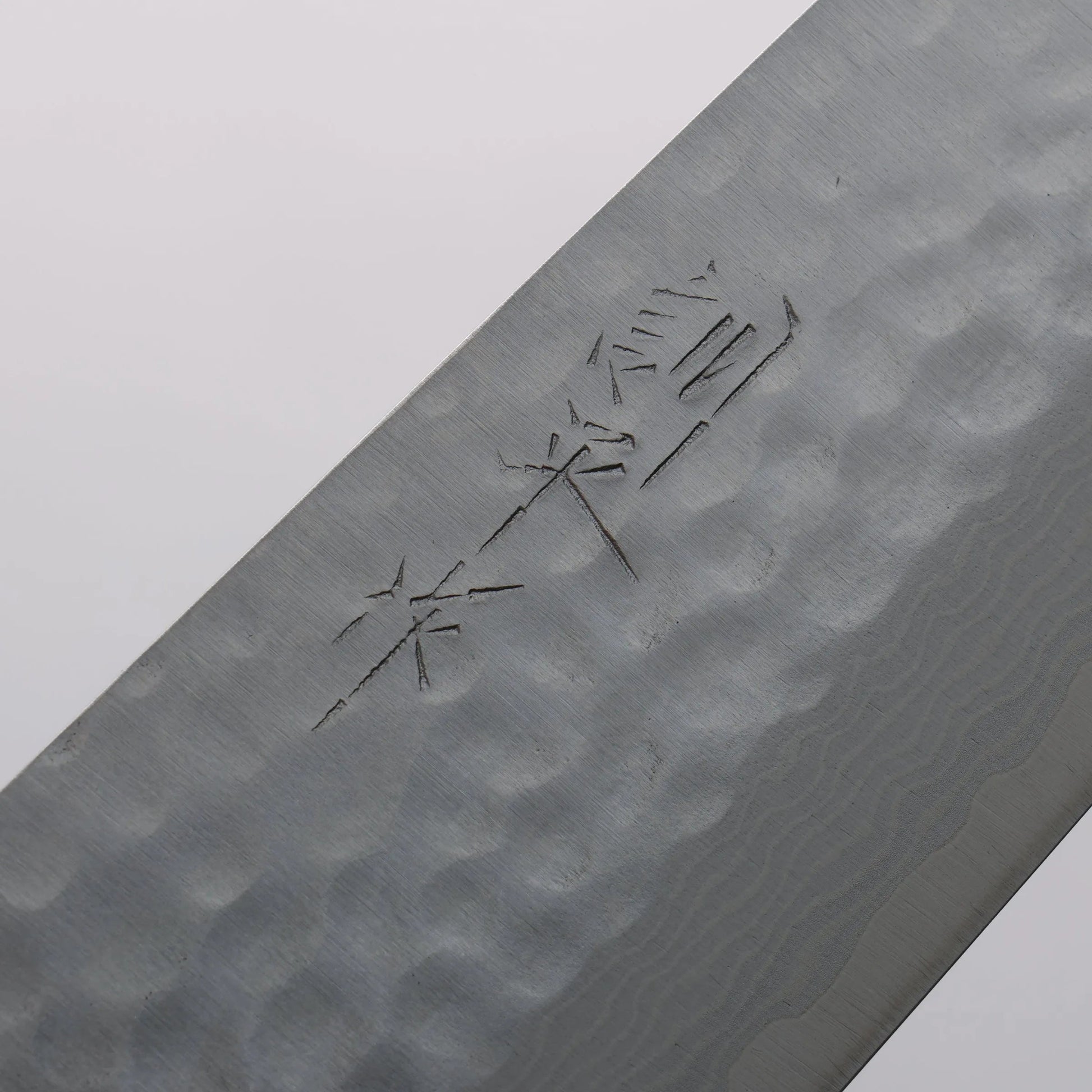 Cuchillo Santoku japonés de 170mm forjado en Echizen por Kunihira, hoja damasco en acero VG10 y mango de madera Pakka negra.