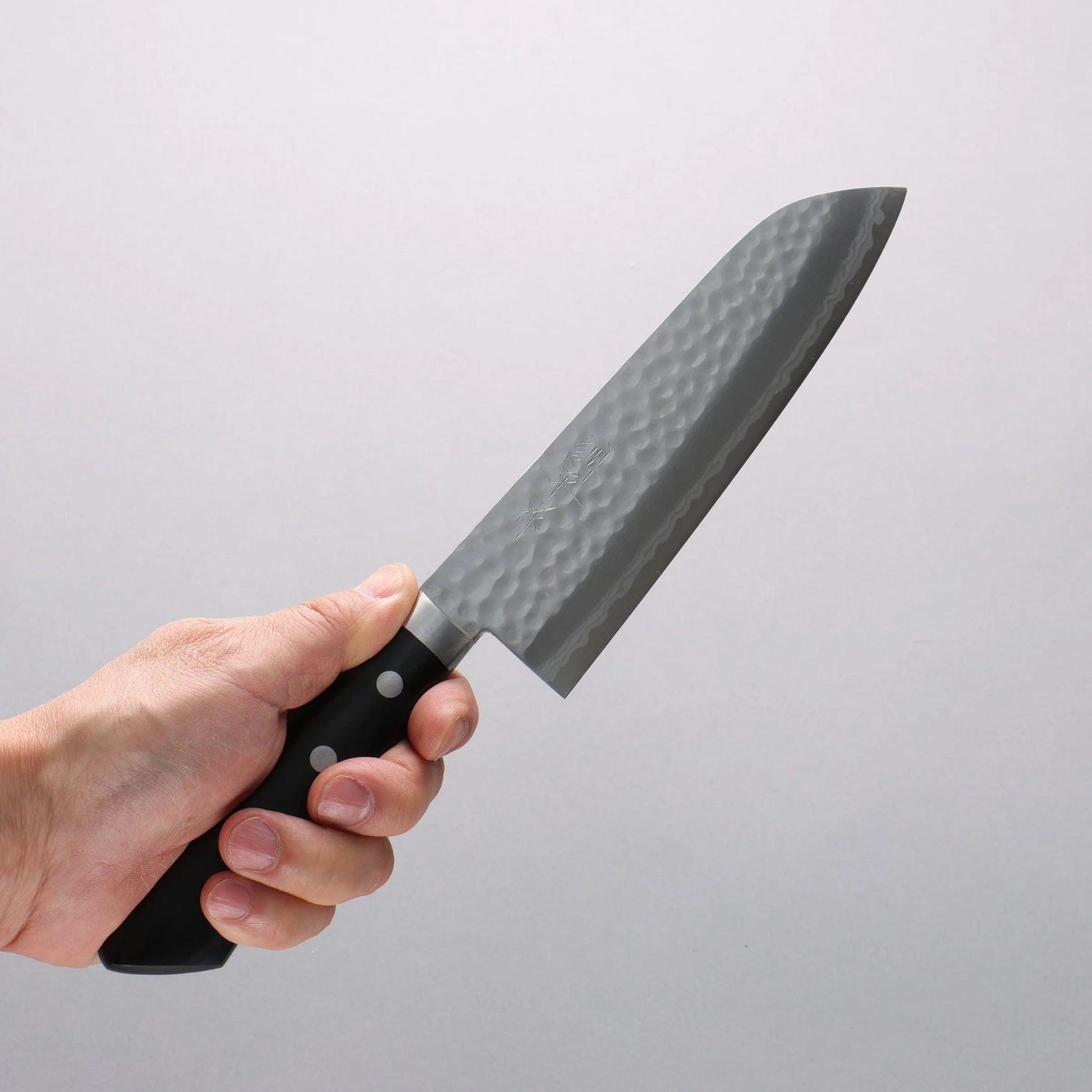 Cuchillo Santoku japonés de 170mm forjado en Echizen por Kunihira, hoja damasco en acero VG10 y mango de madera Pakka negra.