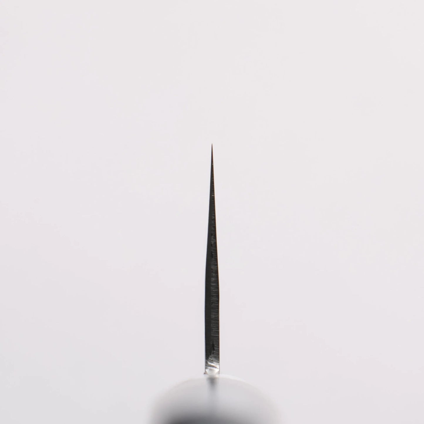 Cuchillo Santoku japonés de 170mm forjado en Echizen por Kunihira, hoja damasco en acero VG10 y mango de madera Pakka negra.