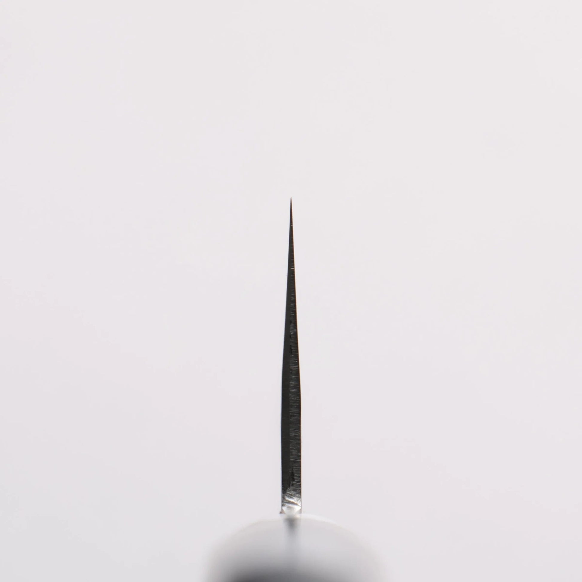 Cuchillo Santoku japonés de 170mm forjado en Echizen por Kunihira, hoja damasco en acero VG10 y mango de madera Pakka negra.