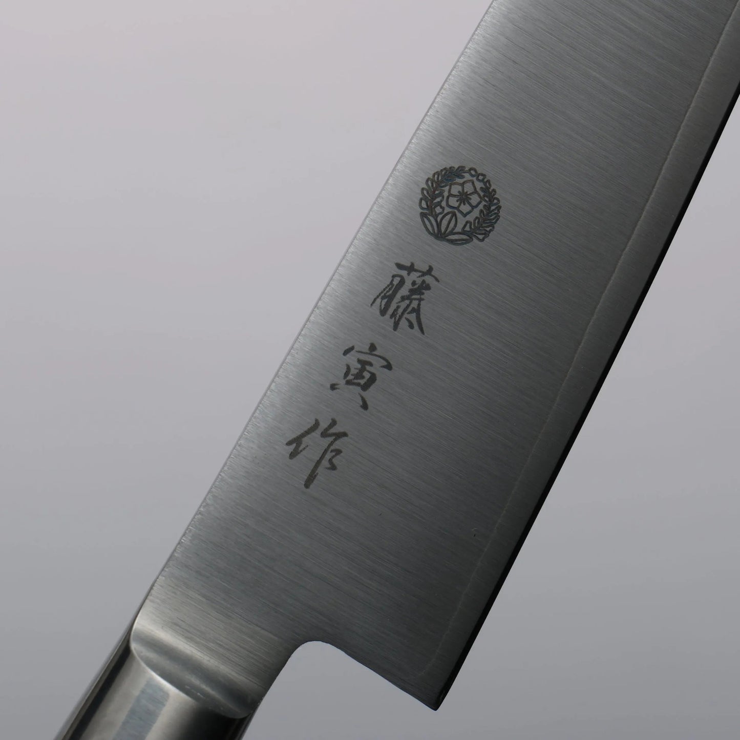 Cuchillo utilitario japonés Petty Tojiro 120mm con hoja de acero VG10 y mango reforzado, ideal para cortes pequeños y precisos.